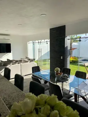 Una televisión o centro de entretenimiento en Casa More con alberca, jacuzzi, climatizada