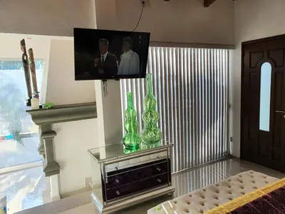 Una televisión o centro de entretenimiento en Casa Tamarindo