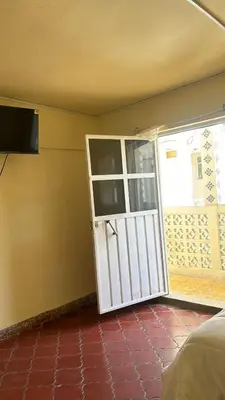 Una televisión o centro de entretenimiento en Hostal Las Quince Letras