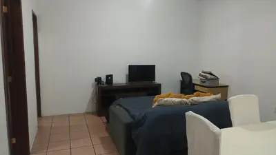 Una televisión o centro de entretenimiento en Casa Vacacional La Arcada