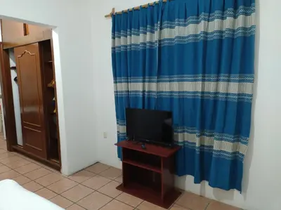 Una televisión o centro de entretenimiento en Casa Vacacional La Arcada