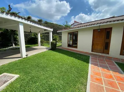 Jardín al aire libre en Casa Brisa en Burgos Cuernavaca