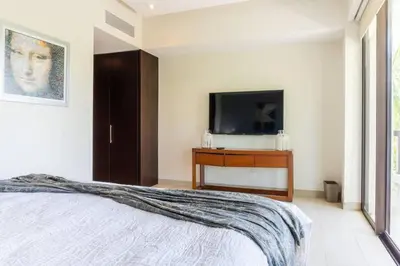Una televisión o centro de entretenimiento en Exquisite Acapulco Retreat in La Isla Residence