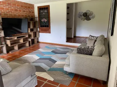 Una televisión o centro de entretenimiento en Casa FRIDA en Pueblo Mágico de Tepoztlán Morelos