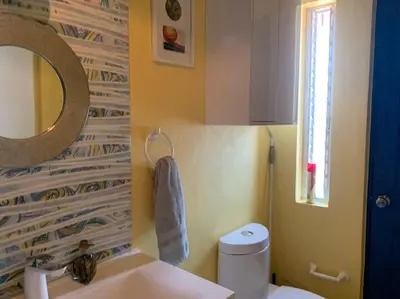 Un baño de Casa Azul en la orilla del Lago Tequesquitengo