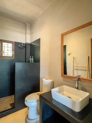Un baño de Punta Arena Surf Suites