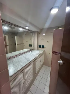 Un baño de Hotel Capri Playa a una calle de la Playa Regatas