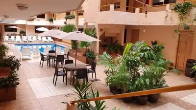 Un restaurante o sitio para comer en Hotel Delfines Del Mar