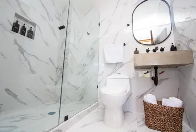 Un baño de KUKO SUITES