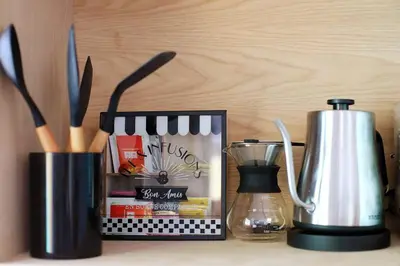 Utensilios para hacer té y café en Walkable Rinconada Studio King Bed, Pool, Fast WiFi - Trees