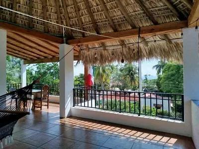 Un balcón o terraza de Casa Chikatana un lugar familiar y elegante a pasos de la playa Bacocho