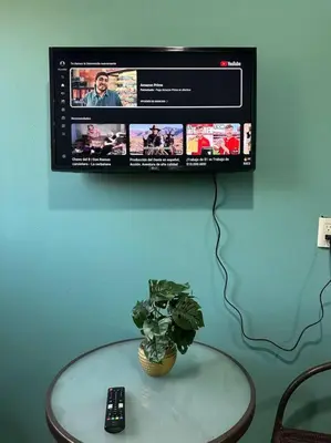 Una televisión o centro de entretenimiento en Brisa del mar #7