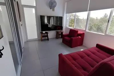Una televisión o centro de entretenimiento en Valentina Salchi Buda depa playa virgen internet