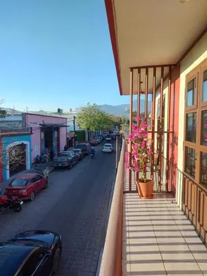 Edificio en el que se encuentra el hostal o pensión