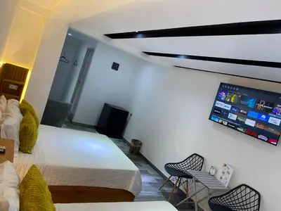 Una televisión o centro de entretenimiento en Hotel DABA