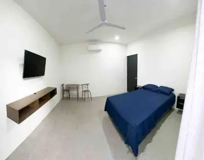 Una televisión o centro de entretenimiento en Habitación para dos personas
