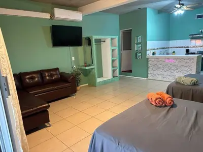 Una televisión o centro de entretenimiento en brisas del mar #3