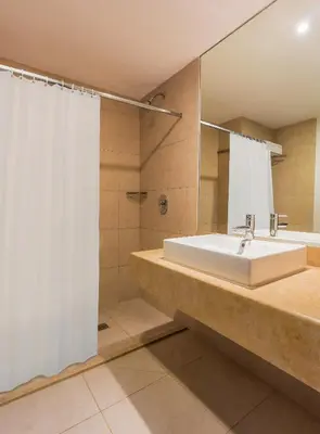 Un baño de Hotel Yes Inn Nuevo Veracruz