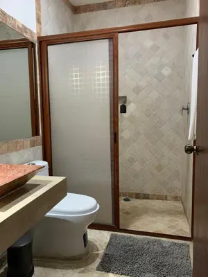 Un baño de CHOLULA SUITES