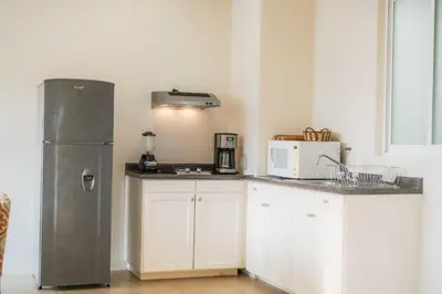 Una cocina o zona de cocina en La Playa Suites Hotel Ocean Front