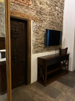 Una televisión o centro de entretenimiento en HOTEL BOUTIQUE CASONA 65