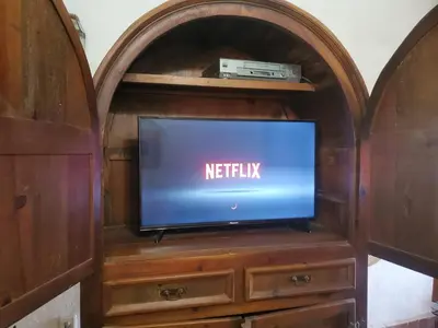 Una televisión o centro de entretenimiento en Teques relax y naturaleza
