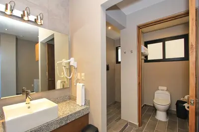 Un baño de Nirú Ocean Suites by Binniguenda