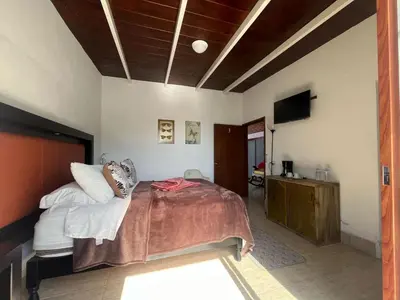 Una televisión o centro de entretenimiento en La Palapa & Posada Mía