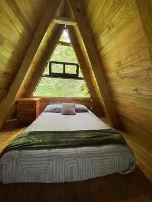 Cama o camas de una habitación en Cabañas Alpina, romántica y acogedora a 10 minutos del centro