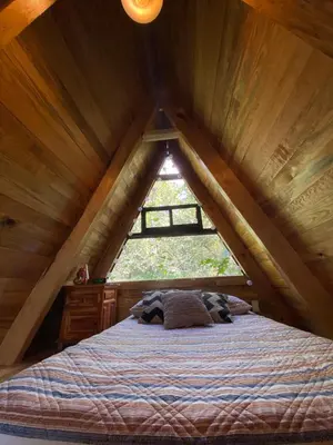 Cama o camas de una habitación en Cabañas Alpina, romántica y acogedora a 10 minutos del centro