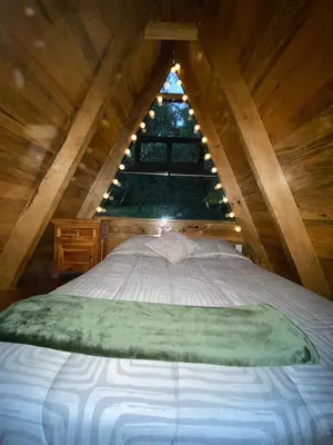 Cama o camas de una habitación en Cabañas Alpina, romántica y acogedora a 10 minutos del centro