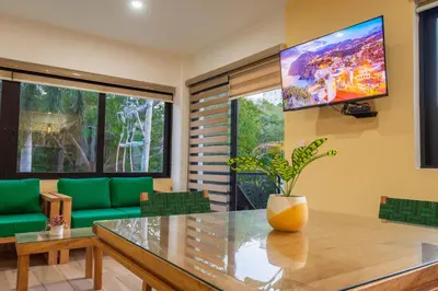 Una televisión o centro de entretenimiento en Condominios Brisas del Mar