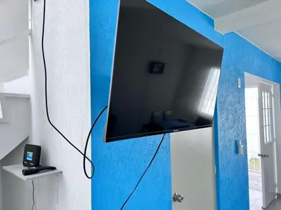 Una televisión o centro de entretenimiento en Casa en Acapulco diamante WIFI, Clima, Alberca