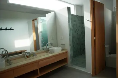 Un baño de Casa Yoo tu oasis de lujo en Huatulco