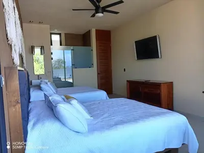 Una televisión o centro de entretenimiento en Quinta Guamuchil Acceso lago