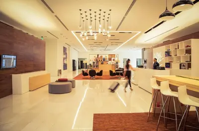 Una televisión o centro de entretenimiento en Fiesta Inn Plaza Central Aeropuerto