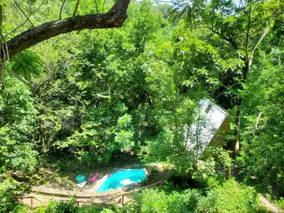 Piscina en o cerca de Glamping Teques Naturaleza de lujo Granja El Sol