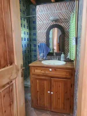 Un baño de Glamp de Lujo Teques Granja El Sol