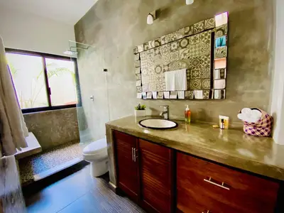 Un baño de Oasis Villa a lado del mar
