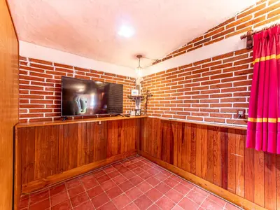 Una televisión o centro de entretenimiento en Cabañas Elsa María, Cabañas para Hospedaje con Alberca y Jardín de Eventos