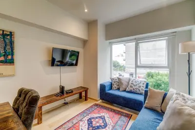 Una televisión o centro de entretenimiento en Spacious & comfortable Apt. w/pool by mYYcasa P-2