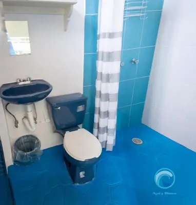 Un baño de Hostal Azul y Blanco