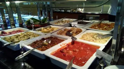 Comida en o cerca de este hotel