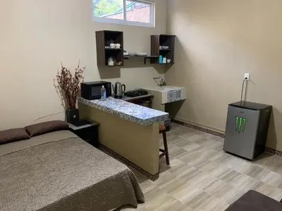 Zona de estar de Departamento cómodo-equipado cerca del aeropuerto