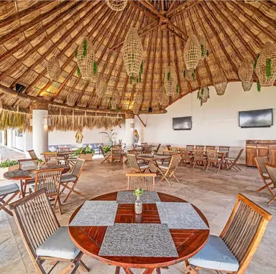 Un restaurante o sitio para comer en Departamento de Lujo & Club de Playa