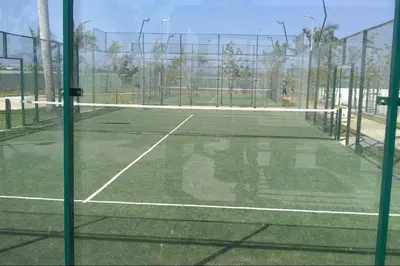 Instalaciones para jugar a tenis o squash en Increíble departamento Club de Playa canchas de pádel para 8 huéspedes o alrededores