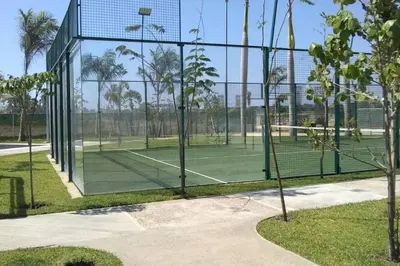 Instalaciones para jugar a tenis o squash en Increíble departamento Club de Playa canchas de pádel para 8 huéspedes o alrededores