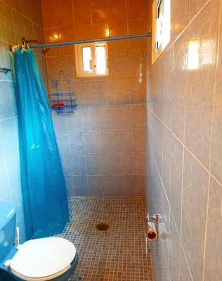 Un baño de Quinta con alberca
