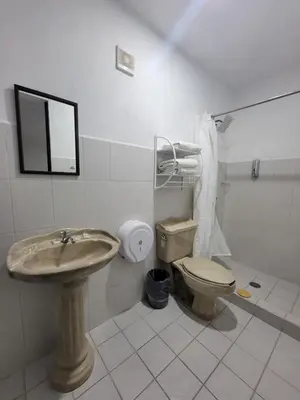 Un baño de Hotel Paraiso Inn