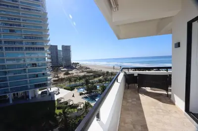 Un balcón o terraza de Increíble depto. en playa privada.